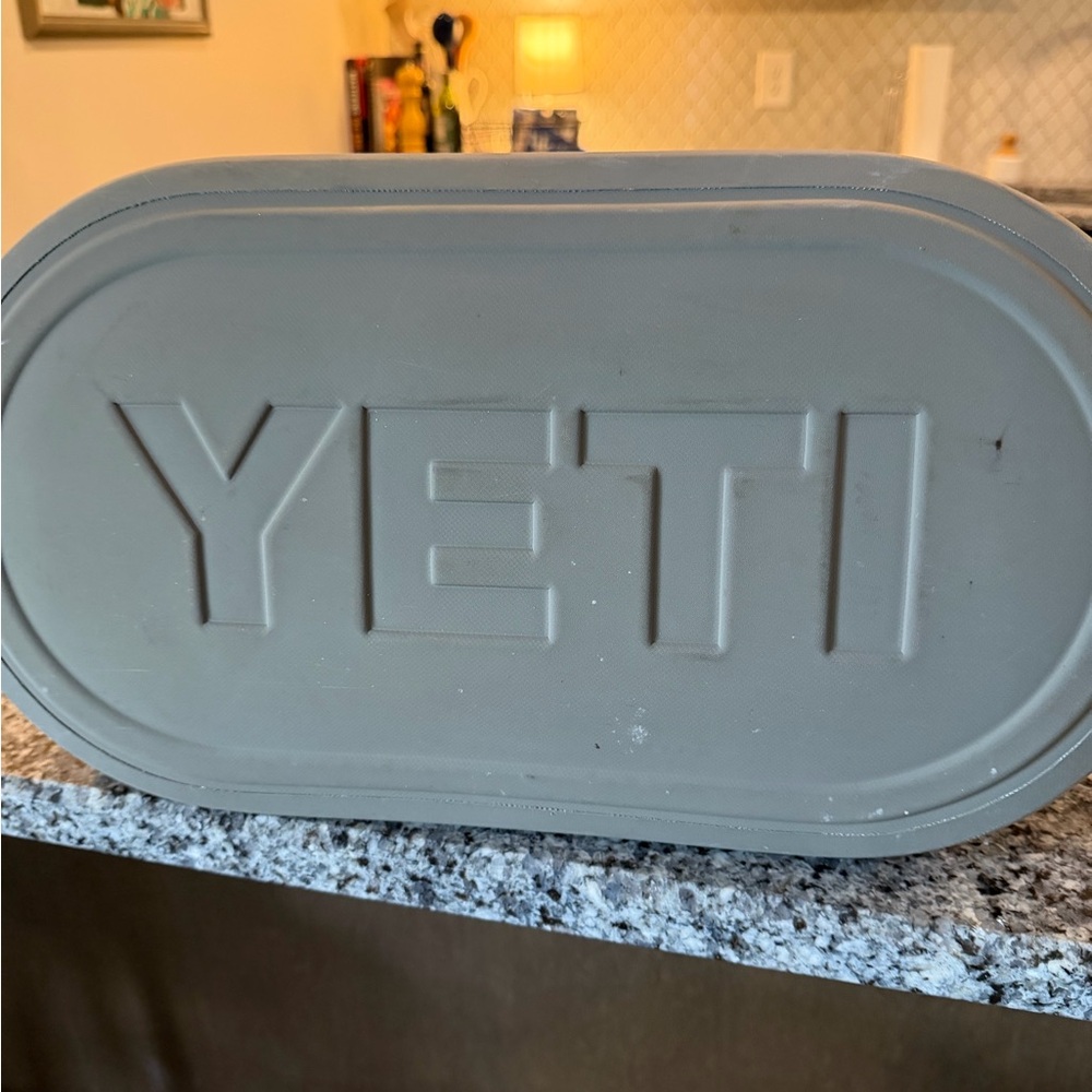 YETI White and Gray Carryall 35 - Picture 9 of 9